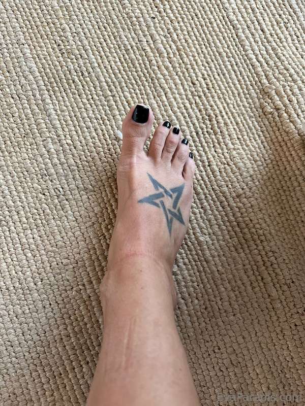 Lick my right foot. Make the left one jealous 