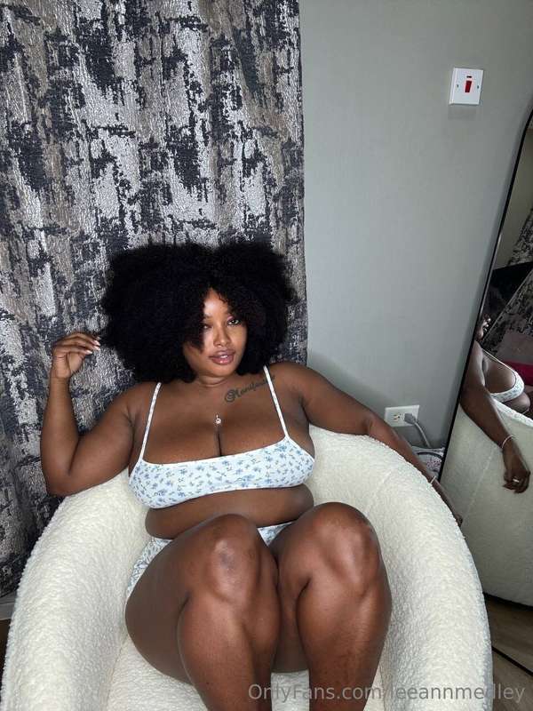 wanna spread meh thick thighs, daddy?🫣🙈