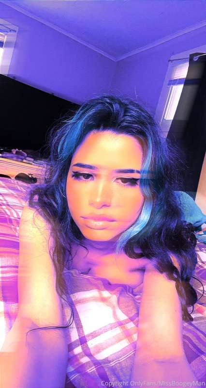 blurry and naughty thoughts 💜💙