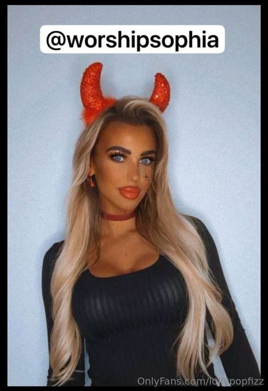 😈This bratty British mean girl @worshipsophia is ready to bu..
