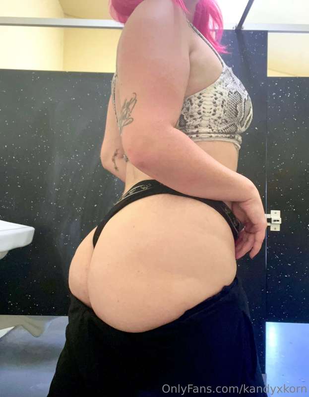 let’s fuck in a public bathroom 🤪😈