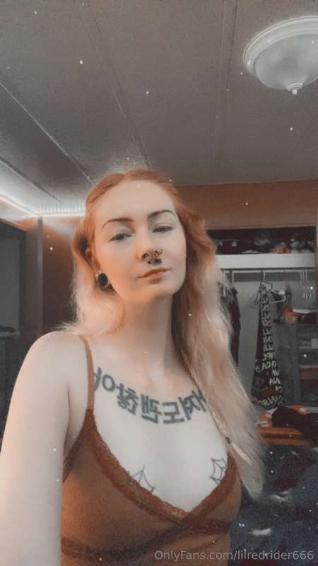 Hey babes!! Who’s down for a mid day live stream today?🥰🥰
