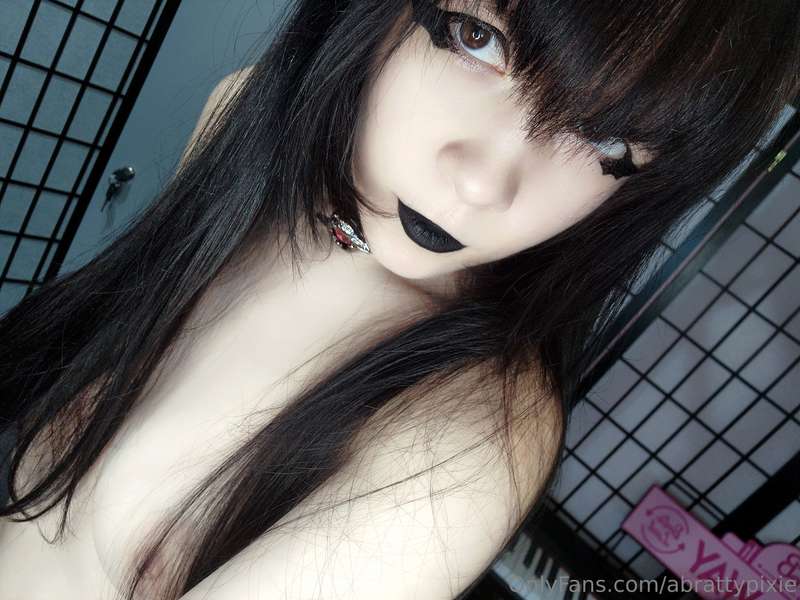 I gave myself V bangs :'3 dunno if I like it yet IDKKKKKKKKK..