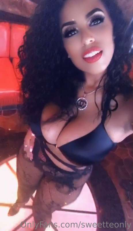 Papi 💋 Would you take me to a hotel tonight?🔥 DM ME!