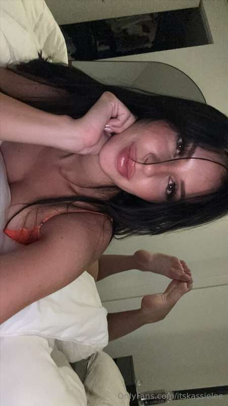 I can’t sleep when my pussy’s this wet 💦👅 DM me and fuck me ..