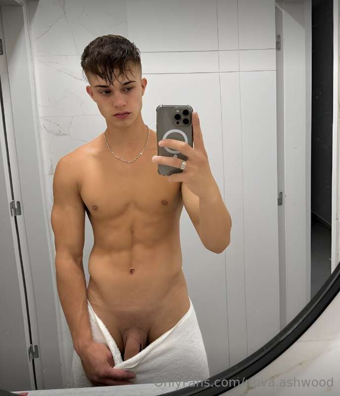 Naked ambition on display💦