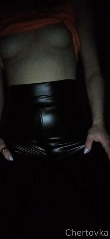 Do you like tight leather pants?🤭😋