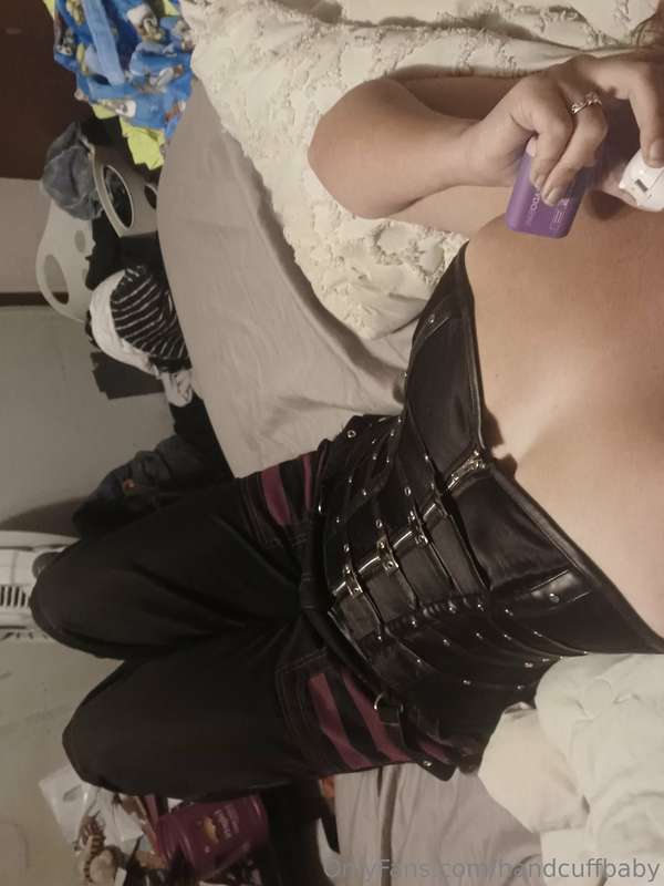 Who wants to help get this corset off lol