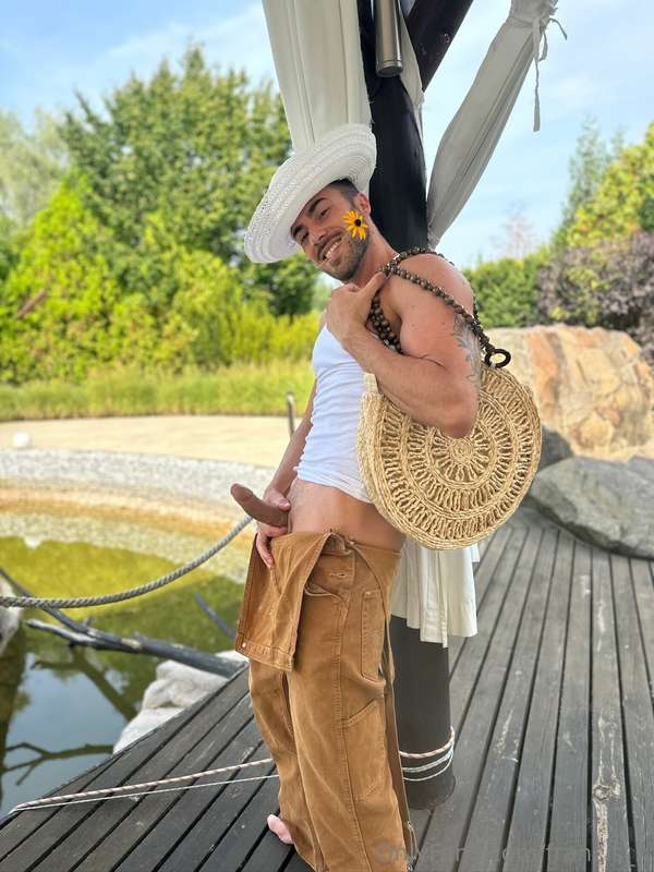 Vorresti vedere come sa montare un cowboy? 😏Vieni a chiederm..