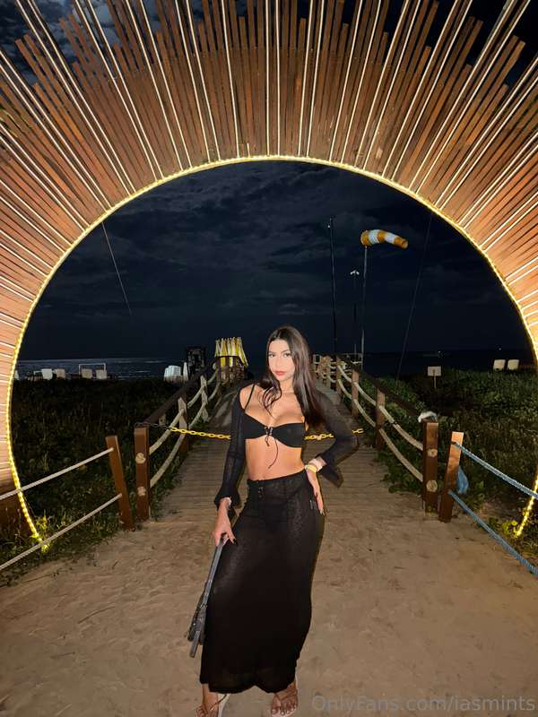 Tell me how beautiful I am in this dress🖤! I want to hear yo..