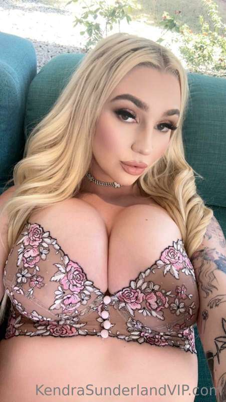 Photo 323 of Kendra Sunderland on Tocromo
