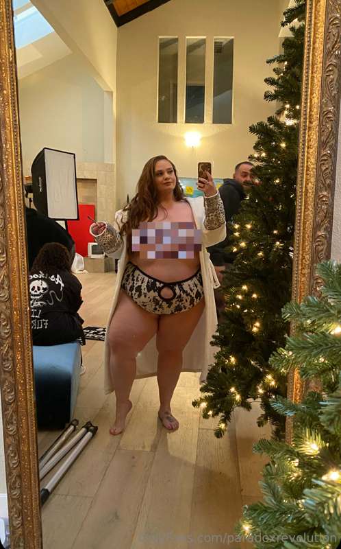 Tip $10 and I’ll send you the uncensored set 🖤😉🎄
