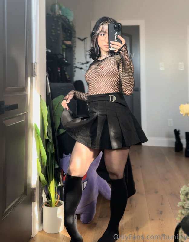 i didn’t feel like wearing a bra with this outfit 💢