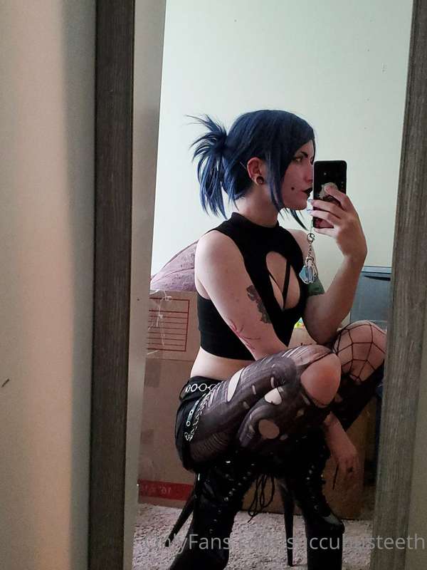 succubusteeth