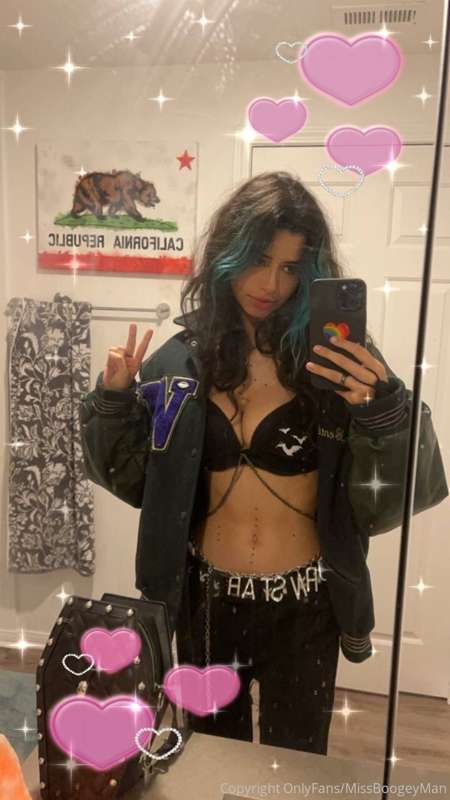 Rate my outfit, babe 😊