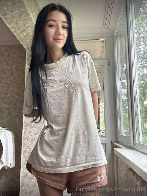 Wow! Just look at this gorgeous petite girl 🥵🥵 She wants att..