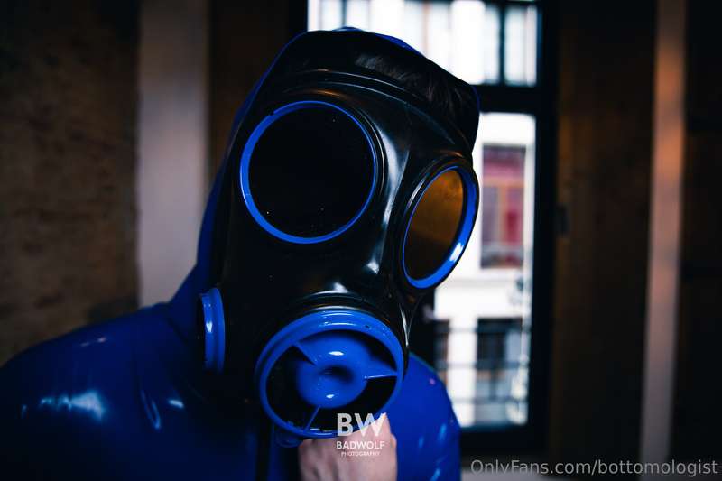 This gasmask suits my new latex almost too well, more drone ..