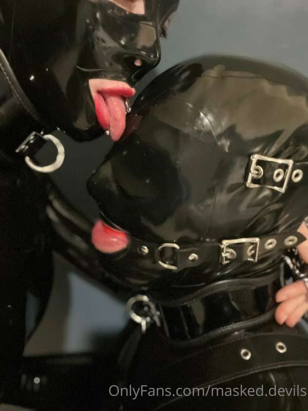What do you think of my Latex Gimp? Mynx loves her Machine 🖤..
