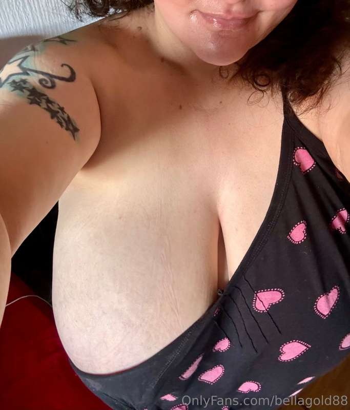 I woke up like this..ma straps cannae hold the melons! 🫣