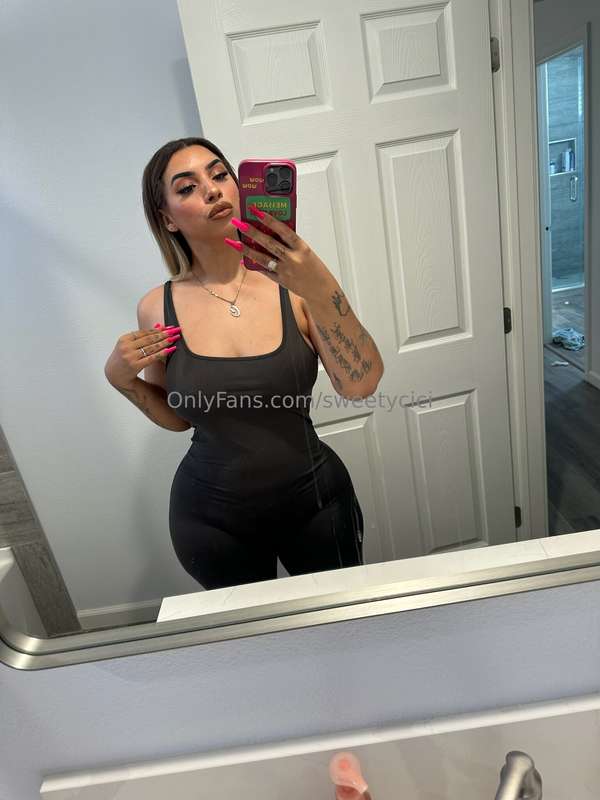 Feeling a bit sexy and taking mirror selfies like 💁🏻‍♀️🔥