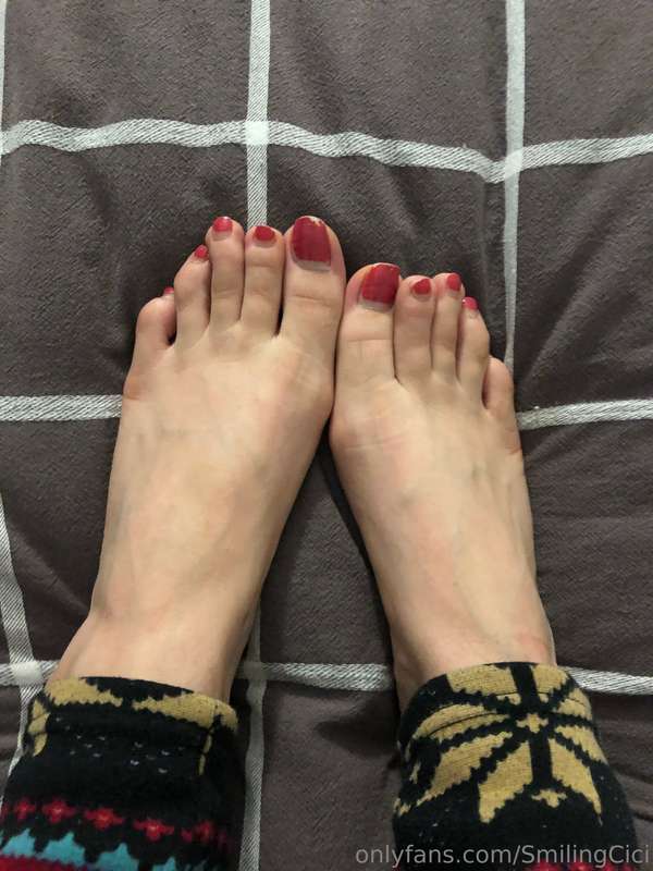 Toes need a pedicure but will you suck them first? 😋