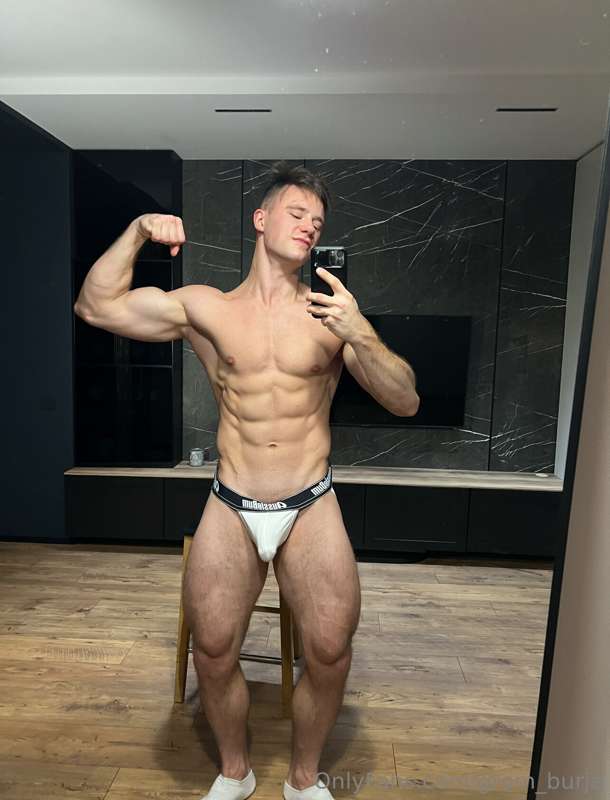 Hey! Big juicy boy out there 😏🔥
.
If you like hunks with hug..