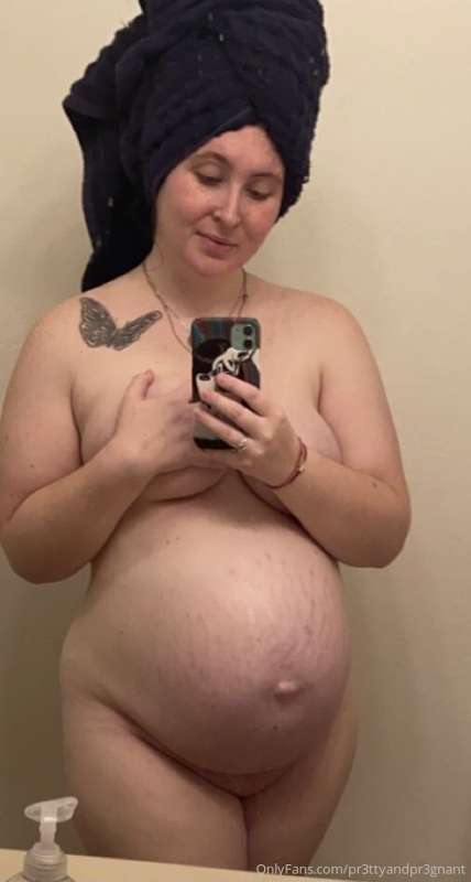 Fresh out the shower 😍💦 what do you babes want to see more o..