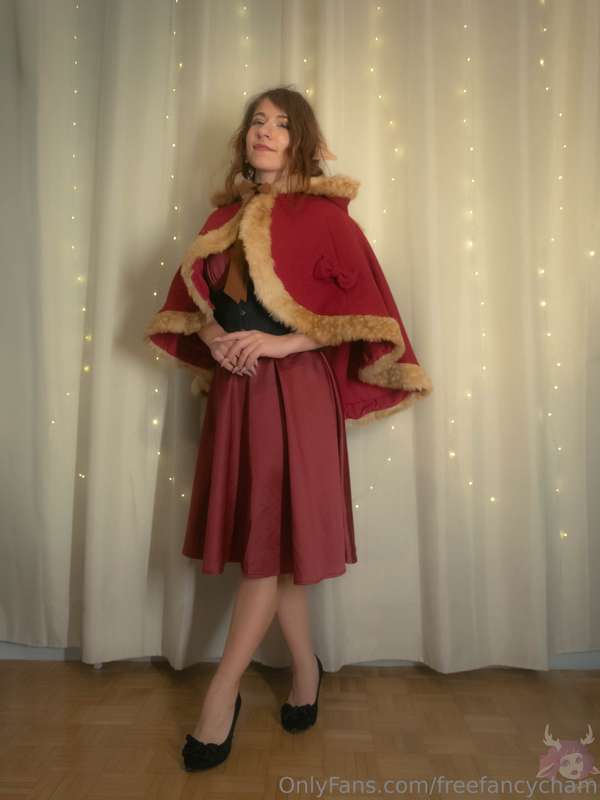Cette superbe robe a déjà une capeline intégrée ... Mais j'a..