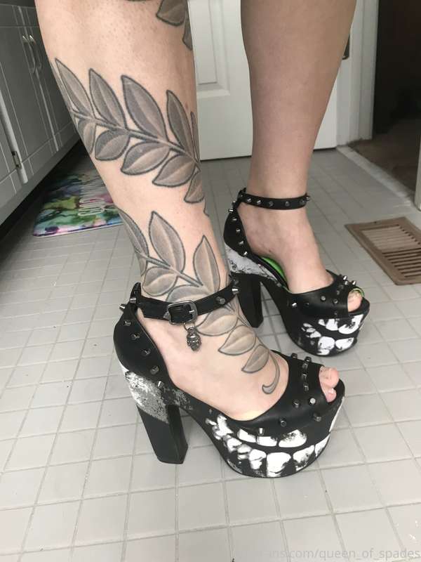 What you think I’m about to do in these stripper shoes? 👠 I’..