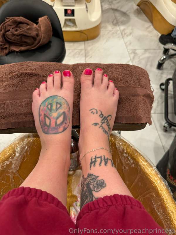 Nothing gets me in the mood like a fresh pedi 🦶 