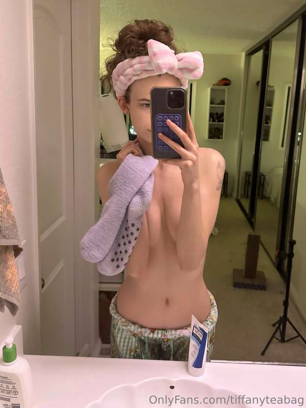 thickieee with cleavage 🤭🤭 hehe