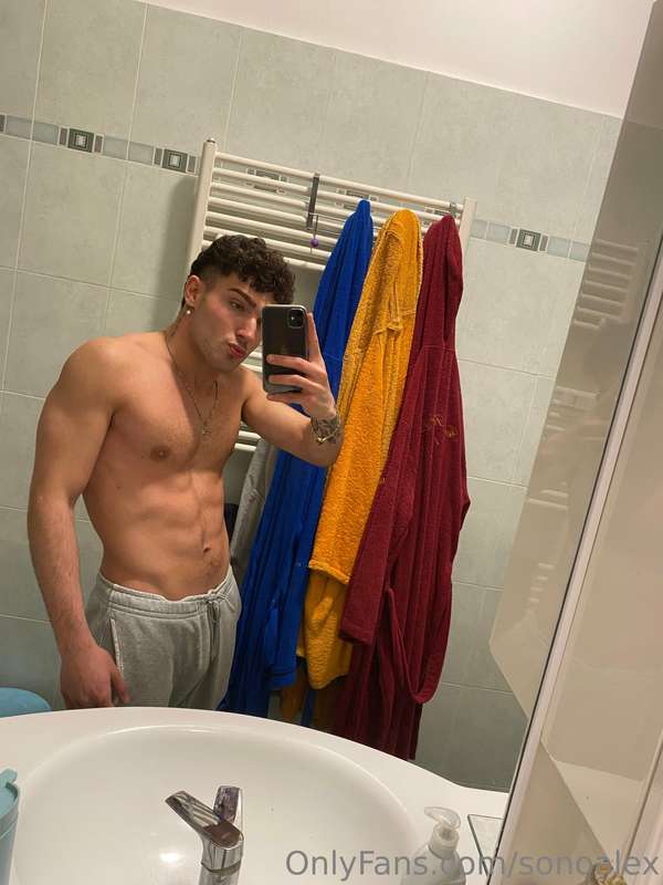 Ciao ragazzi chi vuole un po’ di compagnia in privato mi scr..