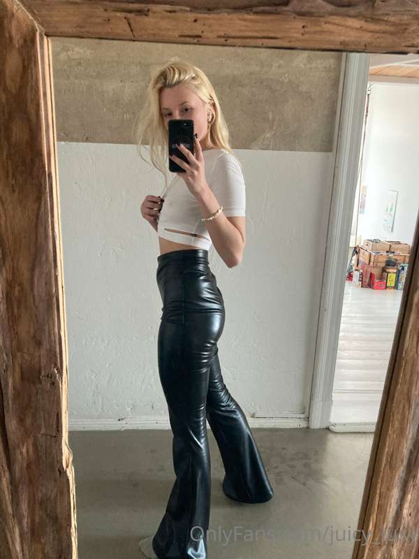 Lusy today have fancy mood🙄 do you like leather pants?👄