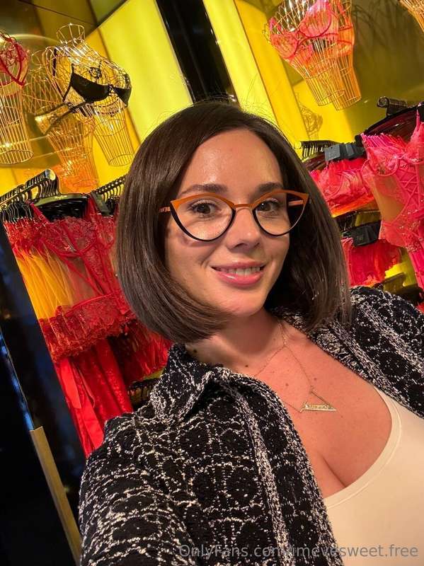 Shopping for a little trouble… guess which color I picked 😉🔥