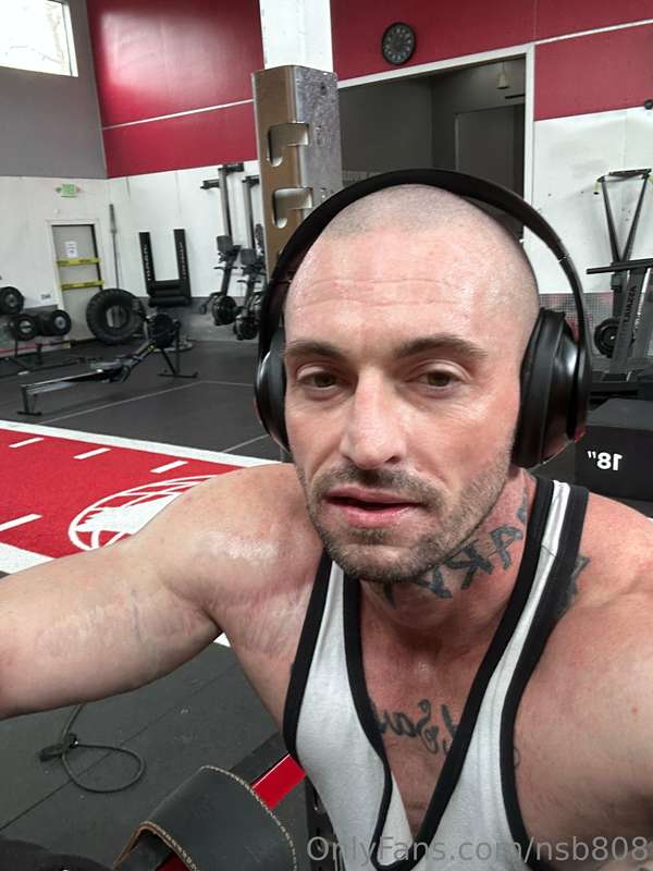 Getting my pump before making content for you all NEW pic/vi..