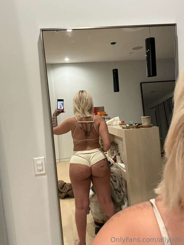 Would you cum all over this fat ass?💦