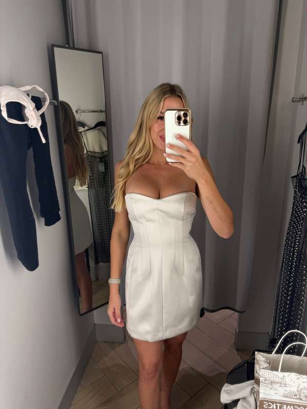 Shopping on tour is so much fun! 😏 Too much cleavage or not ..