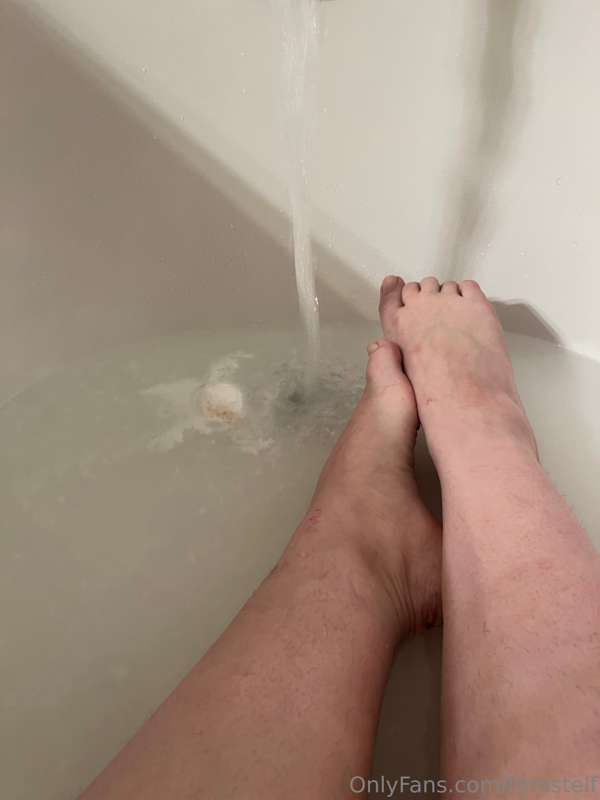 Happy new year loves! Settling in for a nice relaxing bath t..
