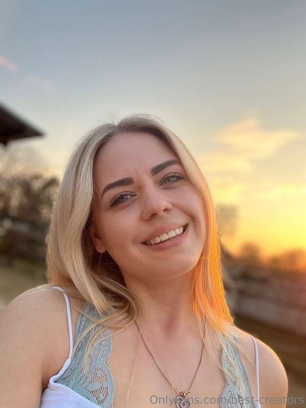 @bellablondofficialHi, ich bin Bella, eine kleine blonde Pfe..