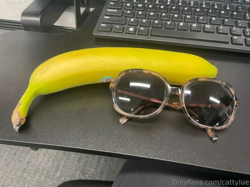 ☀️ GOOD MORNING ☀️ Anyone else think this banana is entirely..