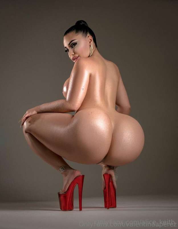 CURVY COLOMBIAN QUEEN @valentinaaperez WITH THE MOST DELICIO..