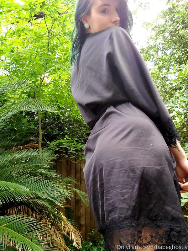 Romping around in the garden in my new silk robe.🌻💙