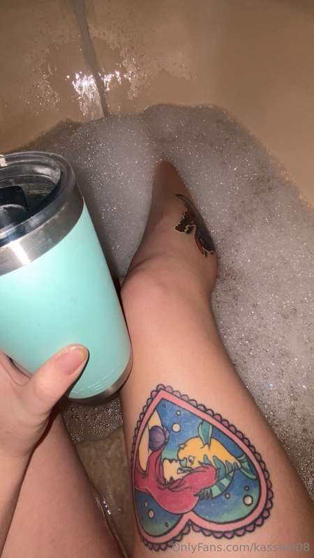 A little drink and relaxing bath after a long morning☺️ 
Mes..