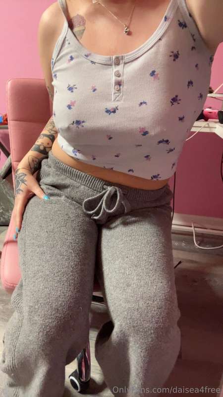 i took my clothes off over on my vip page @daisea 😉 