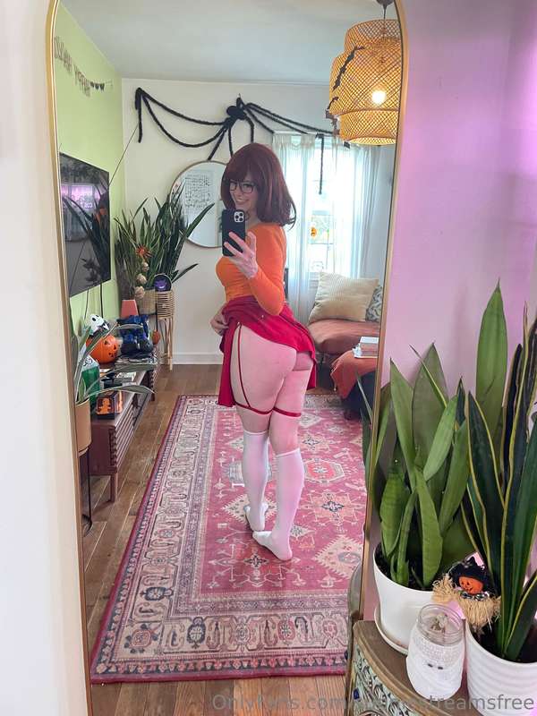 Hi from Velma 🧡 can you believe this is the 6th cosplay?!