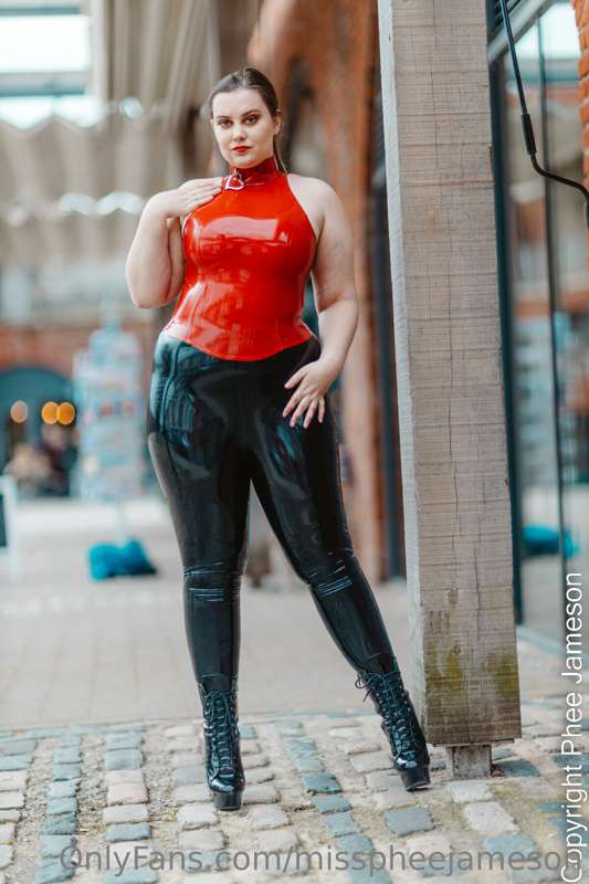 A super successful shoot this weekend with two outfits. Here..