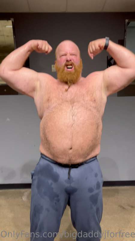 They let a bulked-up powerlifting daddyinto the posing room ..