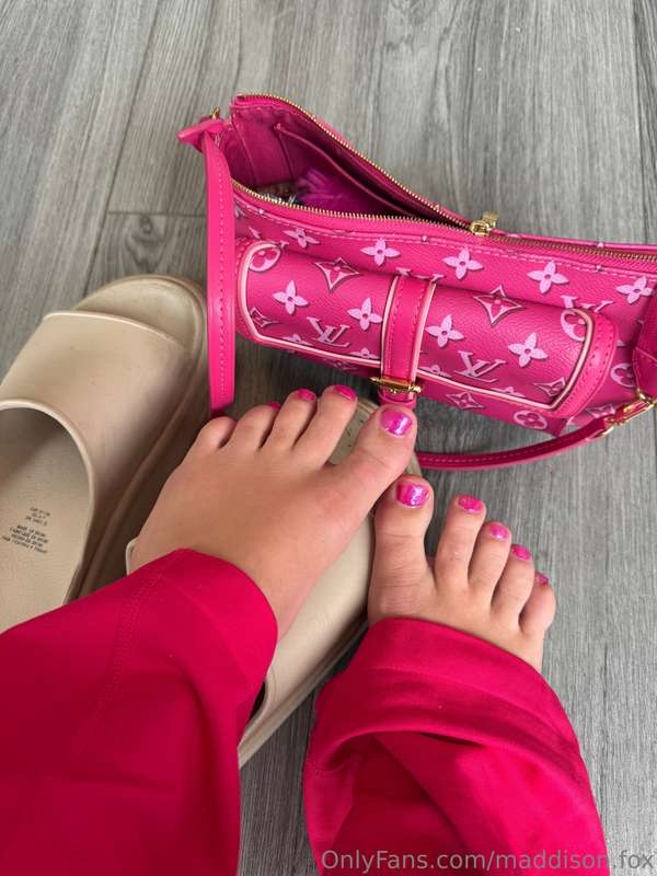 Fresh pedicure is the best! Now I need to get my nails 💅 don..