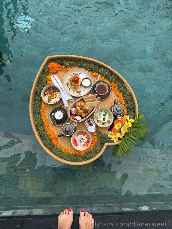 Dream scenario unlocked 🥥 Floating tray, fresh fruits, crois..