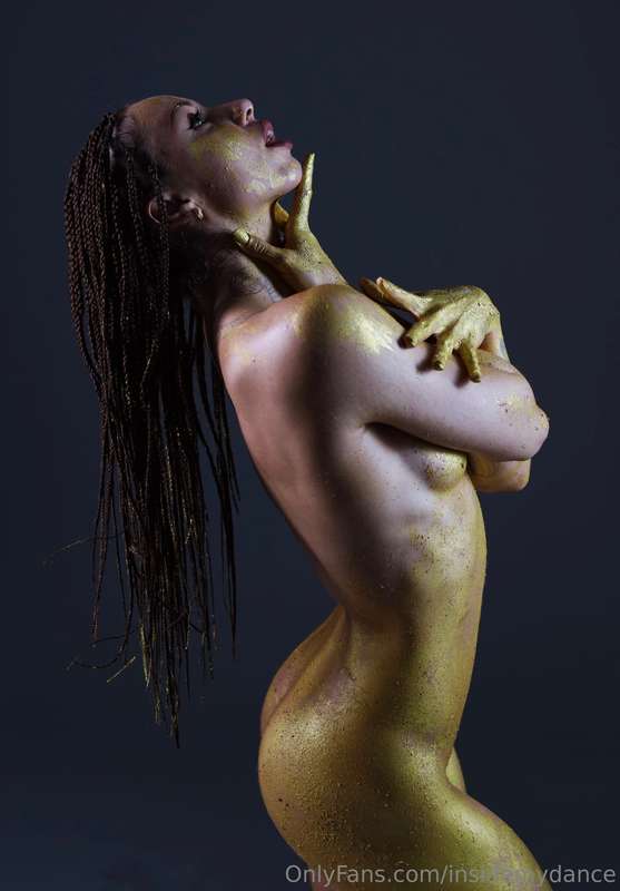  Literally gilded chick 🔥💛